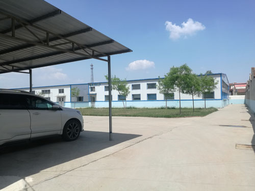 德州健之源地處魯西北平原，毗鄰黃河故道森林公園，生產(chǎn)條件環(huán)境優(yōu)越，擁有現(xiàn)代化的廠房，標(biāo)準(zhǔn)化的生產(chǎn)車間，公司擁有三證：SC食品生產(chǎn)許可證、GMP證、食品出口生產(chǎn)企業(yè)證書(shū)，生產(chǎn)過(guò)程中采用ISO22000管理體系進(jìn)行科學(xué)管理，并擁有近十年的生產(chǎn)加工經(jīng)驗(yàn)，產(chǎn)品口感、湯色、功效等各項(xiàng)指標(biāo)均能達(dá)到客戶滿意，生產(chǎn)采用全自動(dòng)帶線帶牌袋泡茶包裝機(jī)生產(chǎn)線，有全套的粉碎和超微粉碎、分篩、烘干、滅菌、制粒、制袋等設(shè)備，科學(xué)的生產(chǎn)工藝和嚴(yán)格規(guī)范的滅菌殺毒技術(shù)。